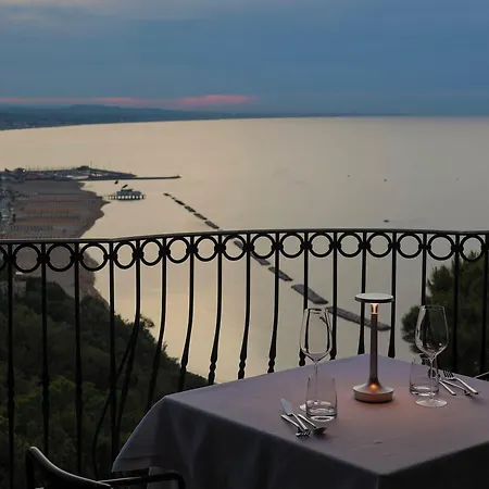 Ξενοδοχείο Posillipo 4*